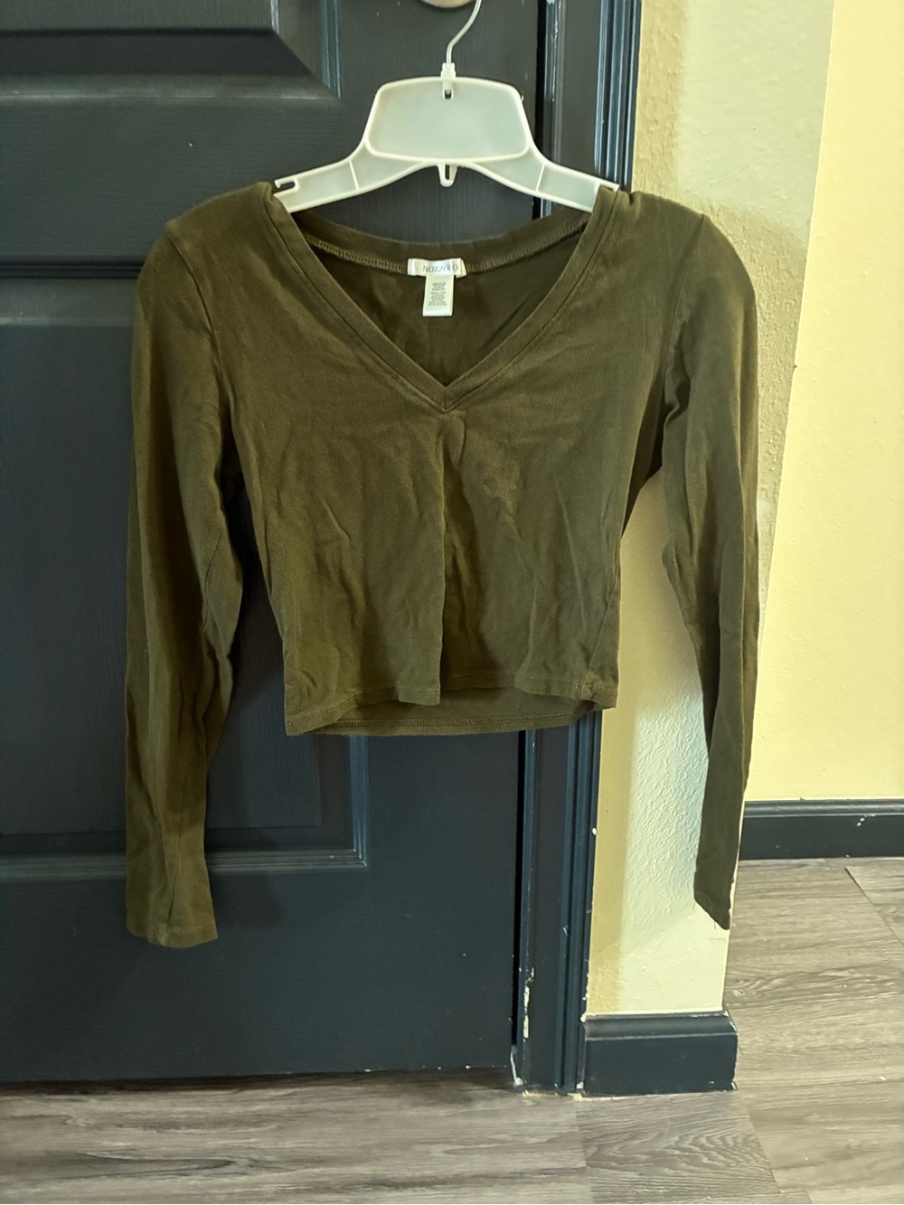 Bozzolo Olive Green V-Neck Long Sleeve Cropped Top
